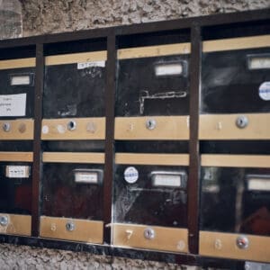 תושבים, נפגעי טרור, פינוי, בניין מגורים, פגיעת טיל, מלחמה, עורף, גינה ציבורית, פארק, פנאי, קהילה, תמיכה, חוץ, יום, שגרה בצל מלחמה, רחוב שמשון, התאוששות, הליכה, שהייה בחוץ, מרחב עירוני, אזרחים, שאגת האריה, ניצולים, הרוגים, טקס זכרון