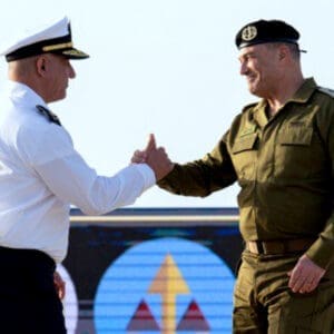 הרמטכ״ל אייל זמיר נפרד מהאלוף היוצא דוד סלמה  (צילום: דובר צה"ל)