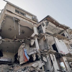 חירום, זירה, חילוץ, הצלה, הרס, מבנה מגורים, בניין, הריסות, יחידת חילוץ עירונית, מתנדבים, חיפה, פיקוד העורף, צבא, פקע"ר, פנסים, אפודים זוהרים, קסדות, כלי עבודה, סריקה, איתור, מבצעי, לילה, זירת פגיעה, טיל, חיפוש לכודים