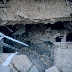 חירום, זירה, חילוץ, הצלה, הרס, מבנה מגורים, בניין, הריסות, יחידת חילוץ עירונית, מתנדבים, חיפה, פיקוד העורף, צבא, פקע"ר, פנסים, אפודים זוהרים, קסדות, כלי עבודה, סריקה, איתור, מבצעי, לילה, זירת פגיעה, טיל, חיפוש לכודים