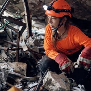 חירום, זירה, חילוץ, הצלה, הרס, מבנה מגורים, בניין, הריסות, יחידת חילוץ עירונית, מתנדבים, חיפה, פיקוד העורף, צבא, פקע"ר, פנסים, אפודים זוהרים, קסדות, כלי עבודה, סריקה, איתור, מבצעי, לילה, זירת פגיעה, טיל, חיפוש לכודים