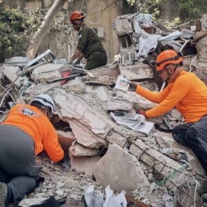 חירום, זירה, חילוץ, הצלה, הרס, מבנה מגורים, בניין, הריסות, יחידת חילוץ עירונית, מתנדבים, חיפה, פיקוד העורף, צבא, פקע"ר, פנסים, אפודים זוהרים, קסדות, כלי עבודה, סריקה, איתור, מבצעי, לילה, זירת פגיעה, טיל, חיפוש לכודים