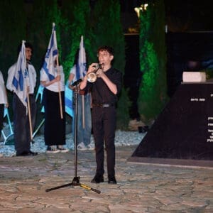 נגינה, חצוצרה, יום זכרון, עצרת, טירת כרמל, דודו כהן, ראש עיר, זיכרון, טקס, ערב, נרות, קהל, הורים, שכולים, אבל, דגל, חללים, חיילים, הנצחה, שידור, הקלטה, במה, נאום, התכנסות, כבוד, שתיקה, דומייה, דגלים