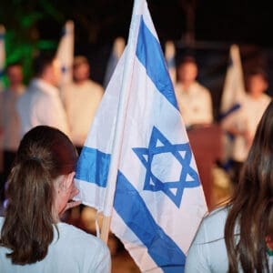 דגל, יום זכרון, עצרת, טירת כרמל, דודו כהן, ראש עיר, זיכרון, טקס, ערב, נרות, קהל, הורים, שכולים, אבל, דגל, חללים, חיילים, הנצחה, שידור, הקלטה, במה, נאום, התכנסות, כבוד, שתיקה, דומייה, דגלים