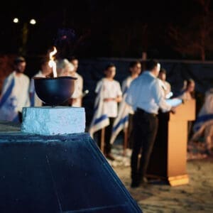 יום זכרון, עצרת, טירת כרמל, דודו כהן, ראש עיר, זיכרון, טקס, ערב, נרות, קהל, הורים, שכולים, אבל, דגל, חללים, חיילים, הנצחה, שידור, הקלטה, במה, נאום, התכנסות, כבוד, שתיקה, דומייה, דגלים