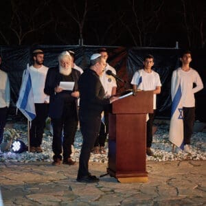 יום זכרון, עצרת, טירת כרמל, דודו כהן, ראש עיר, זיכרון, טקס, ערב, נרות, קהל, הורים, שכולים, אבל, דגל, חללים, חיילים, הנצחה, שידור, הקלטה, במה, נאום, התכנסות, כבוד, שתיקה, דומייה, דגלים