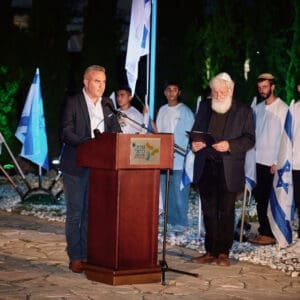יום זכרון, עצרת, טירת כרמל, דודו כהן, ראש עיר, זיכרון, טקס, ערב, נרות, קהל, הורים, שכולים, אבל, דגל, חללים, חיילים, הנצחה, שידור, הקלטה, במה, נאום, התכנסות, כבוד, שתיקה, דומייה, דגלים