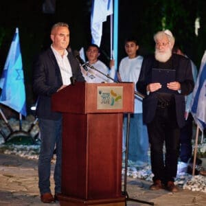 יום זכרון, עצרת, טירת כרמל, דודו כהן, ראש עיר, זיכרון, טקס, ערב, נרות, קהל, הורים, שכולים, אבל, דגל, חללים, חיילים, הנצחה, שידור, הקלטה, במה, נאום, התכנסות, כבוד, שתיקה, דומייה, דגלים