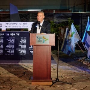 יום זכרון, עצרת, טירת כרמל, דודו כהן, ראש עיר, זיכרון, טקס, ערב, נרות, קהל, הורים, שכולים, אבל, דגל, חללים, חיילים, הנצחה, שידור, הקלטה, במה, נאום, התכנסות, כבוד, שתיקה, דומייה, דגלים