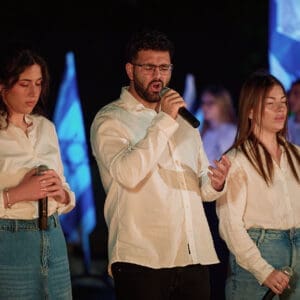 יום זכרון, עצרת, טירת כרמל, דודו כהן, ראש עיר, זיכרון, טקס, ערב, נרות, קהל, הורים, שכולים, אבל, דגל, חללים, חיילים, הנצחה, שידור, הקלטה, במה, נאום, התכנסות, כבוד, שתיקה, דומייה, דגלים