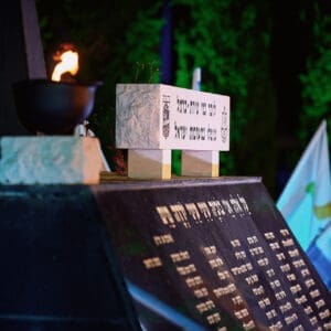 יום זכרון, עצרת, טירת כרמל, דודו כהן, ראש עיר, זיכרון, טקס, ערב, נרות, קהל, הורים, שכולים, אבל, דגל, חללים, חיילים, הנצחה, שידור, הקלטה, במה, נאום, התכנסות, כבוד, שתיקה, דומייה, דגל, נופלים, אנדרטה