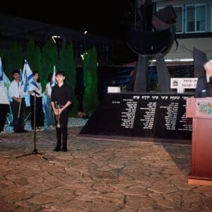 יום זכרון, עצרת, טירת כרמל, דודו כהן, ראש עיר, זיכרון, טקס, ערב, נרות, קהל, הורים, שכולים, אבל, דגל, חללים, חיילים, הנצחה, שידור, הקלטה, במה, נאום, התכנסות, כבוד, שתיקה, דומייה, דגל, נופלים, אנדרטה
