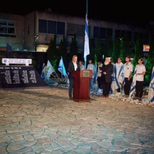 יום זכרון, עצרת, טירת כרמל, דודו כהן, ראש עיר, זיכרון, טקס, ערב, נרות, קהל, הורים, שכולים, אבל, דגל, חללים, חיילים, הנצחה, שידור, הקלטה, במה, נאום, התכנסות, כבוד, שתיקה, דומייה, דגלים