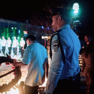 משטרה, שוטר, אויר ברקוביץ׳, יום זכרון, עצרת, טירת כרמל, דודו כהן, ראש עיר, זיכרון, טקס, ערב, נרות, קהל, הורים, שכולים, אבל, דגל, חללים, חיילים, הנצחה, שידור, הקלטה, במה, נאום, התכנסות, כבוד, שתיקה, דומייה, דגלים