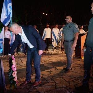יום זכרון, עצרת, טירת כרמל, דודו כהן, ראש עיר, זיכרון, טקס, ערב, נרות, קהל, הורים, שכולים, אבל, דגל, חללים, חיילים, הנצחה, שידור, הקלטה, במה, נאום, התכנסות, כבוד, שתיקה, דומייה, דגלים