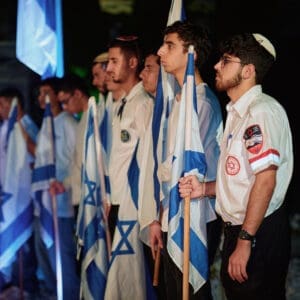 יום זכרון, עצרת, טירת כרמל, דודו כהן, ראש עיר, זיכרון, טקס, ערב, נרות, קהל, הורים, שכולים, אבל, דגל, חללים, חיילים, הנצחה, שידור, הקלטה, במה, נאום, התכנסות, כבוד, שתיקה, דומייה, דגל, נופלים, אנדרטה