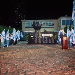 יום זכרון, עצרת, טירת כרמל, דודו כהן, ראש עיר, זיכרון, טקס, ערב, נרות, קהל, הורים, שכולים, אבל, דגל, חללים, חיילים, הנצחה, שידור, הקלטה, במה, נאום, התכנסות, כבוד, שתיקה, דומייה, דגל, נופלים, אנדרטה