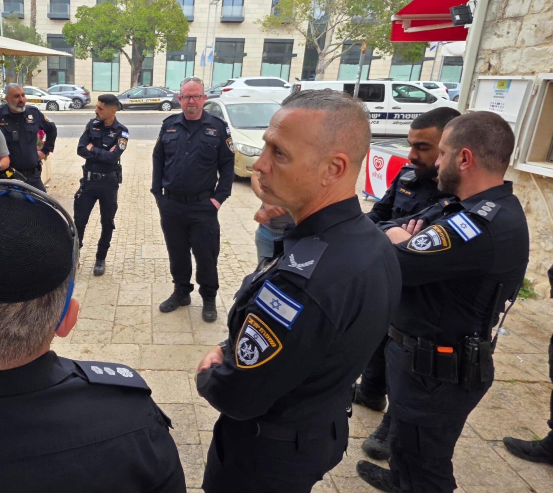 שוטרים בזירת ניסיון חיסול במושבה הגרמנית בחיפה - בכניסה לארומה לייד הסיטי סנטר (צילום: משטרת ישראל)