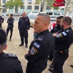 שוטרים בזירת ניסיון חיסול במושבה הגרמנית בחיפה – בכניסה לארומה לייד הסיטי סנטר (צילום: משטרת ישראל)