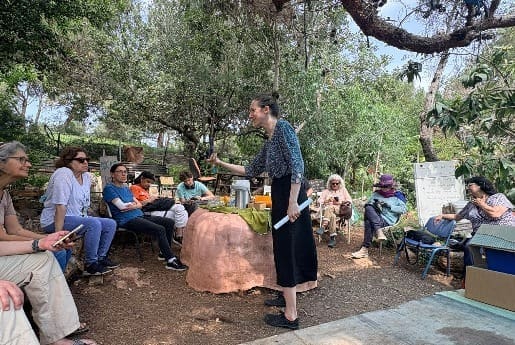 הדרכה בגינת השבשבת לקראת אתגר הטבע העירוני (צילום: פנינה מדן)