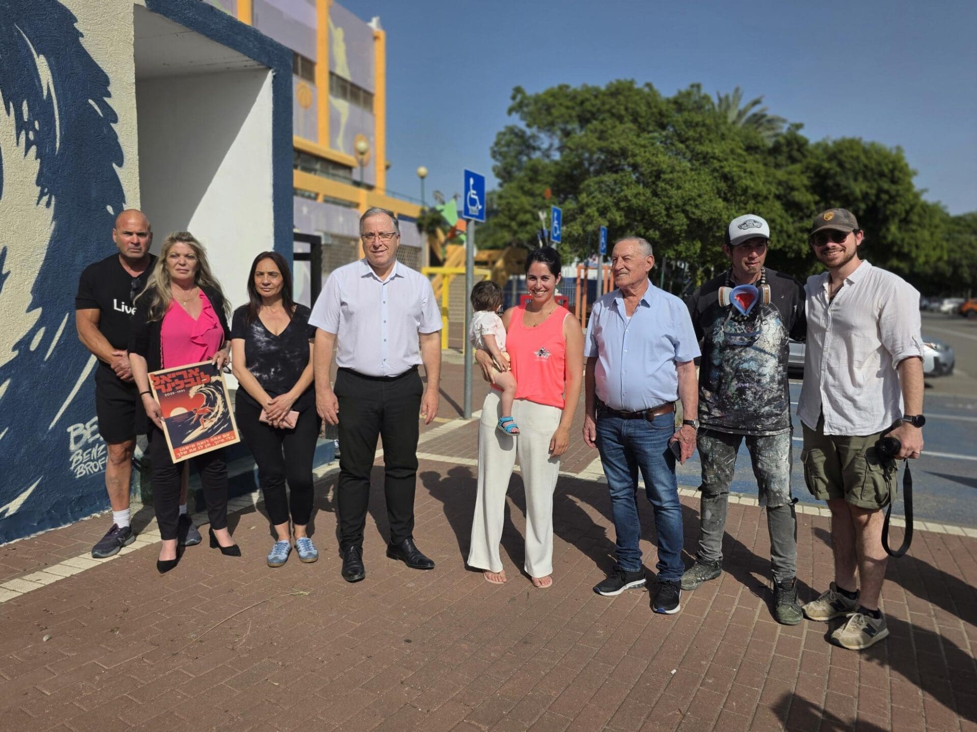 בנצי ברונפמן אומן גרפיטי (שני מימין), אילן שדות יו"ר סניף "יד לבנים" בקריית ביאליק (שלישי מימין), ברברה לובלינר עם בנה, (רביעית מימין) , אלי דוקורסקי ראש העיר (חמישי מימין) (צילום: ע.קריית ביאליק)