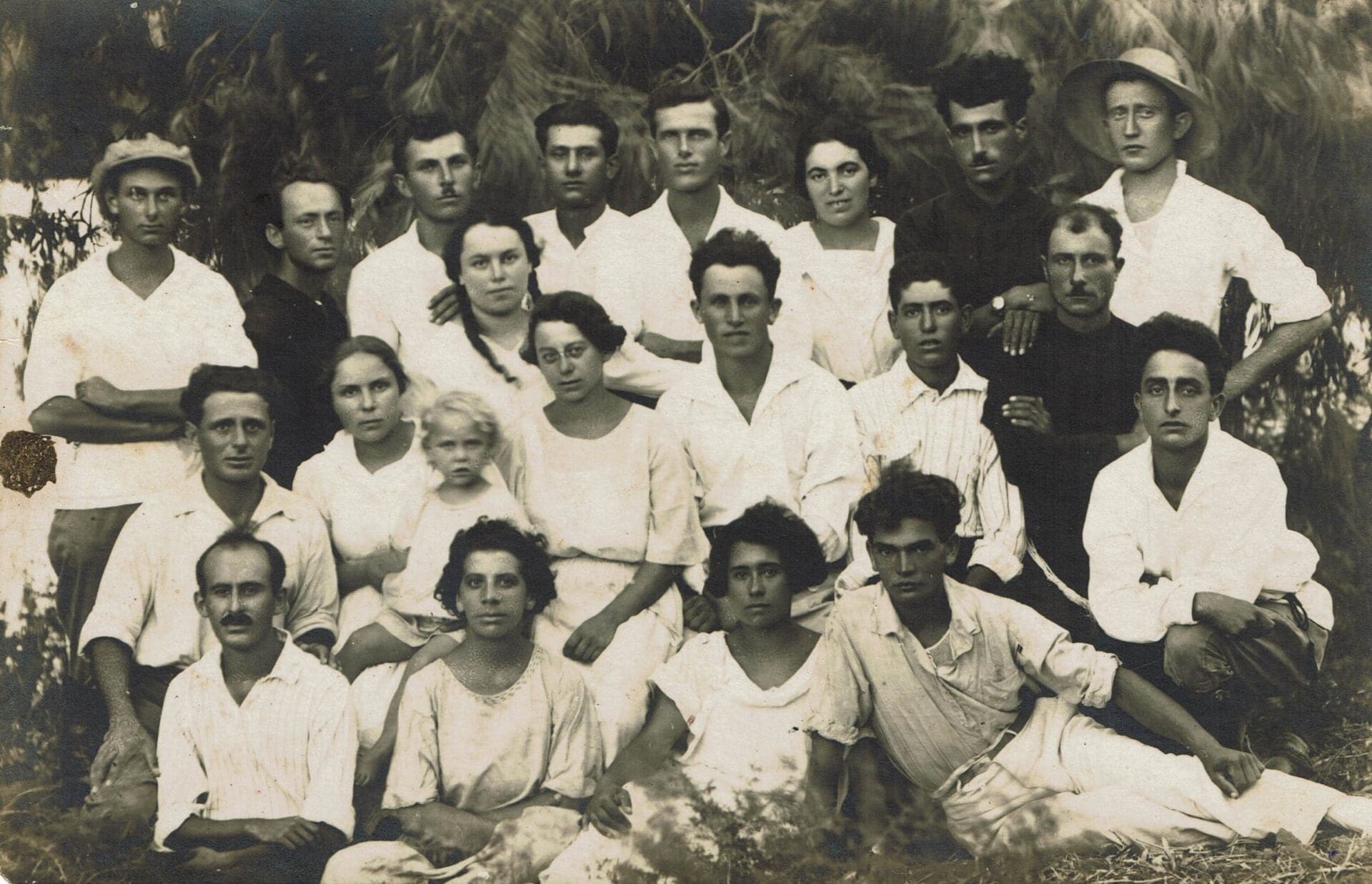 ברטה וסשה וחבריהם בחווה החקלאית בביתניה, 1920 (אלבום פרטי)