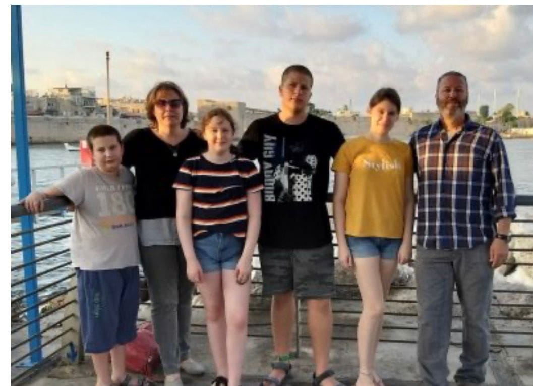 משפחת לוגר בהרכב מלא לפני מלחמת חרבות ברזל (צילום באדיבות המשפחה)