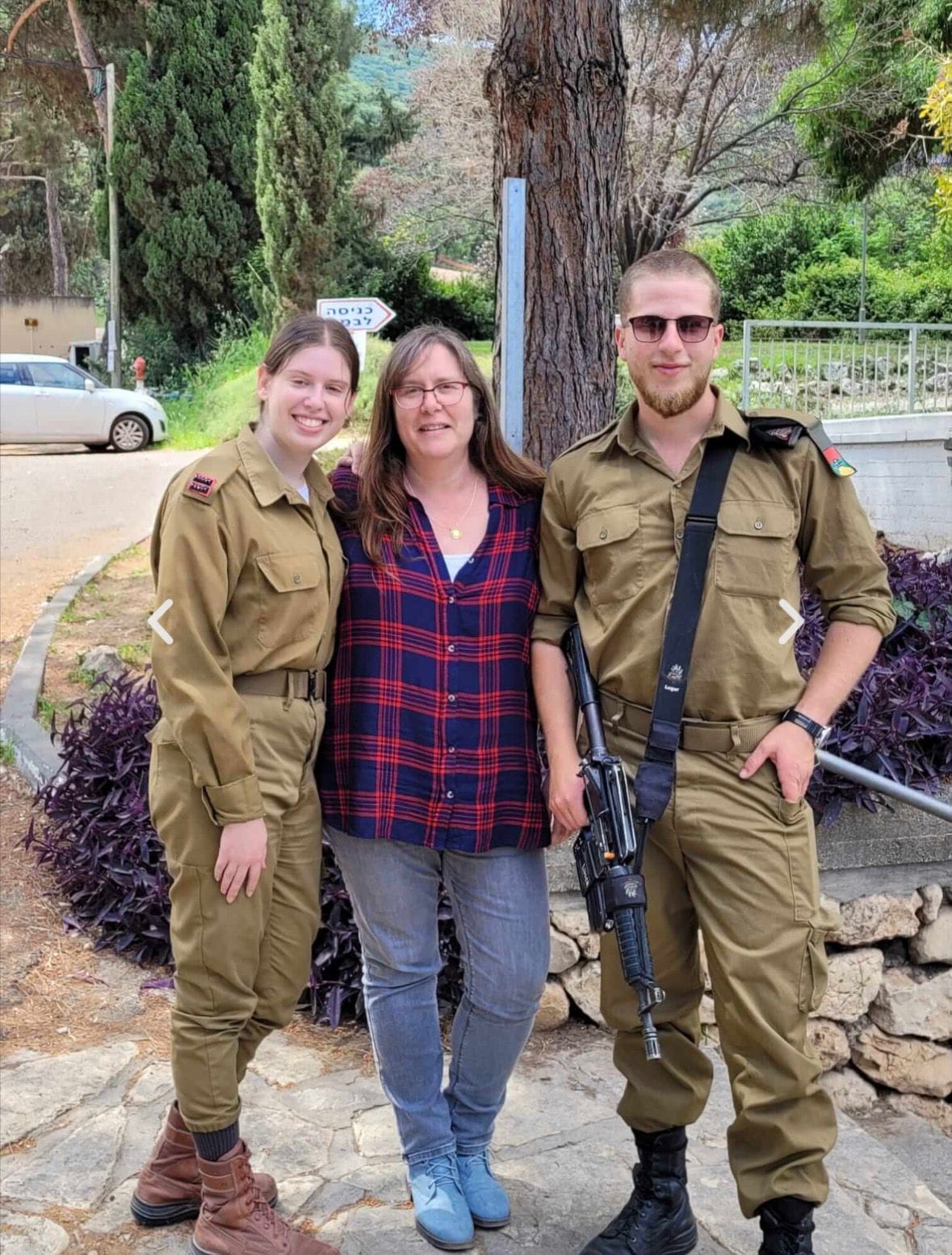 אסיף ז"ל עם אמו ואחותו (הצילום באדיבות המשפחה)