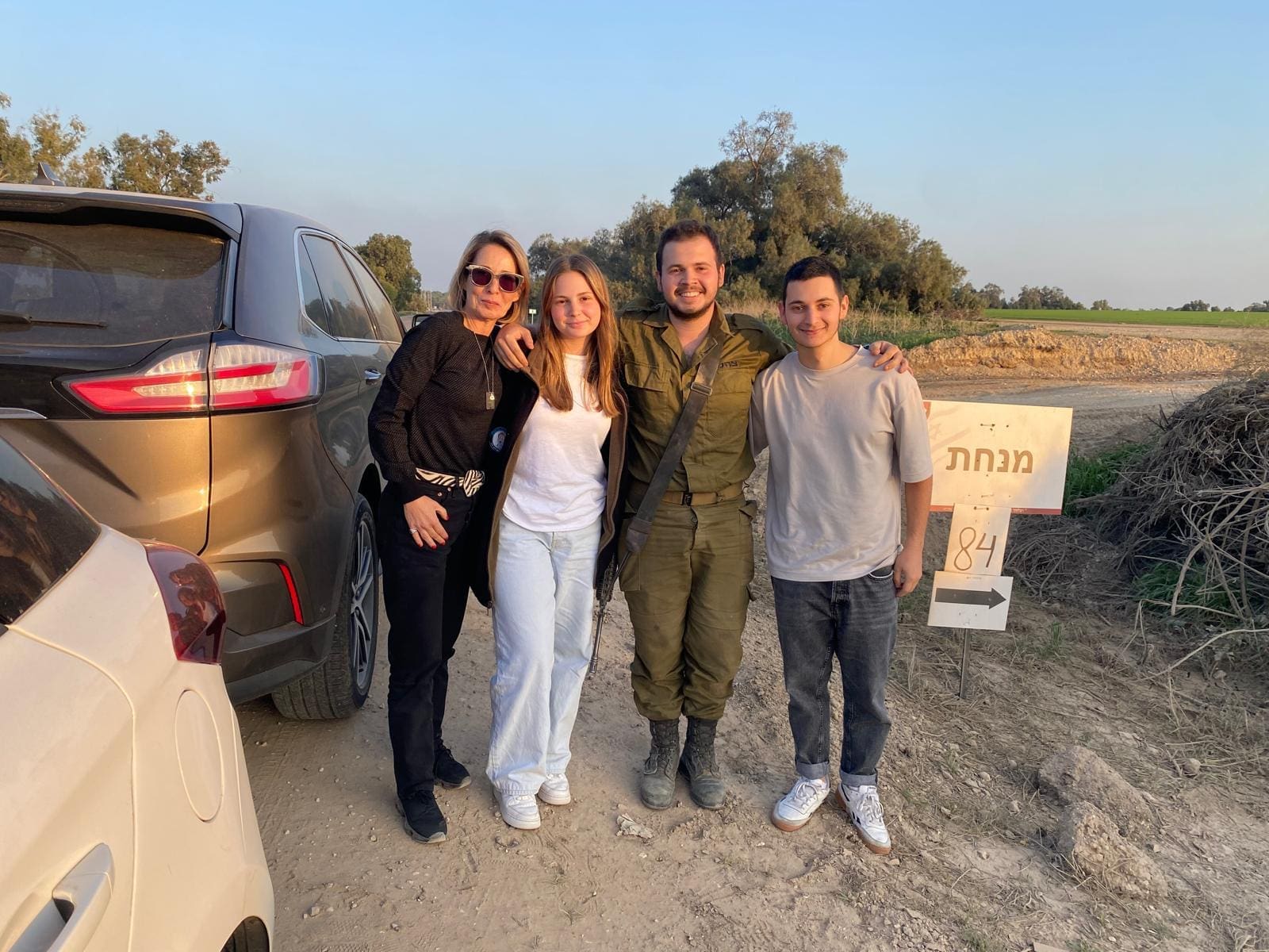 נדב ז"ל עם אמו ואחיו (צילום באדיבות המשפחה)
