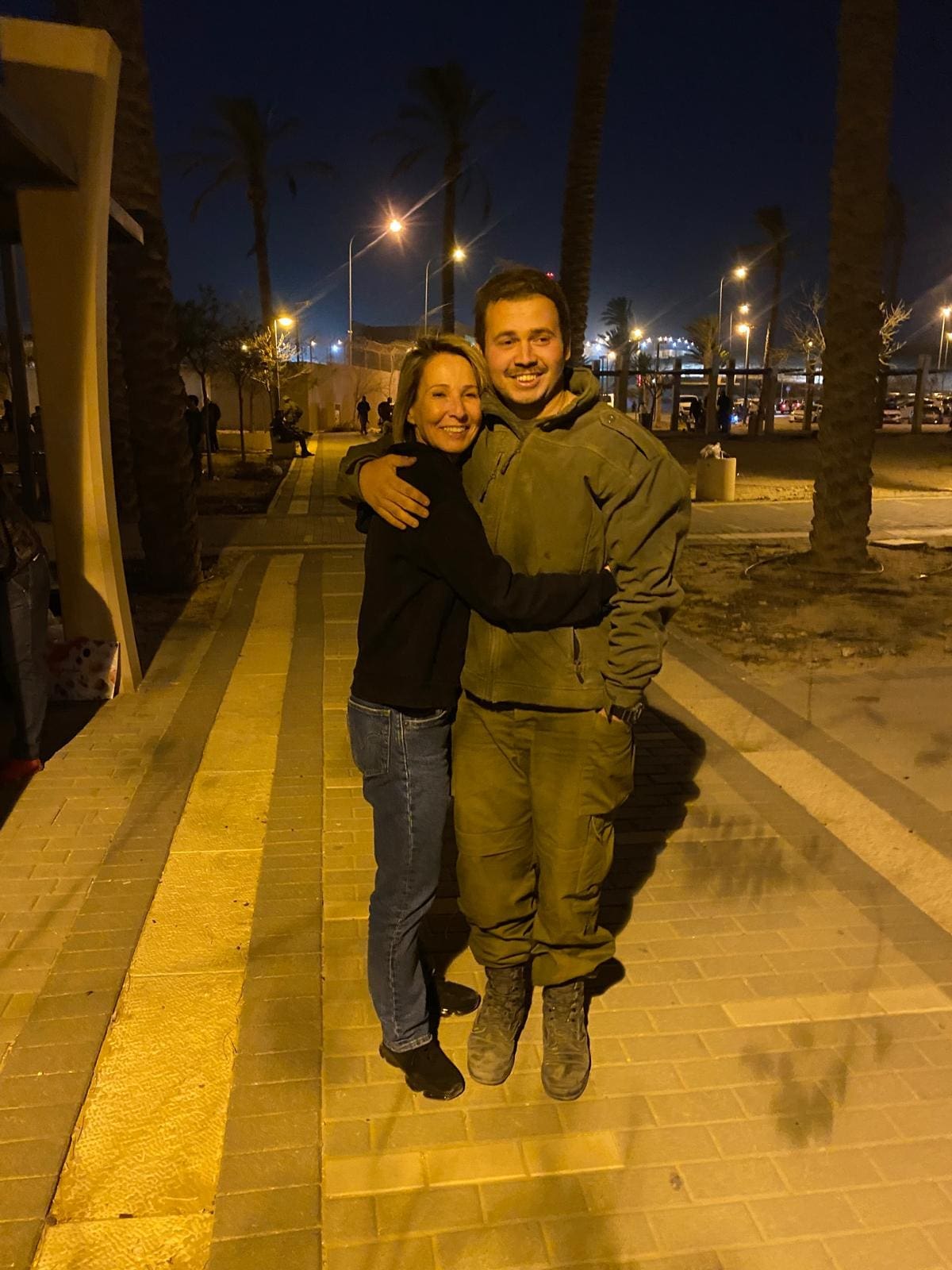 נדב ואמו (הצילום באדיבות המשפחה)