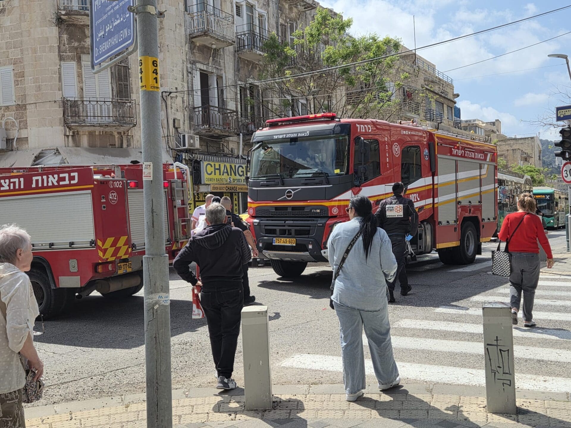 רכב כבאות והצלה בזירת הדריסה בחיפה (צילום: אדיר יזיראף)