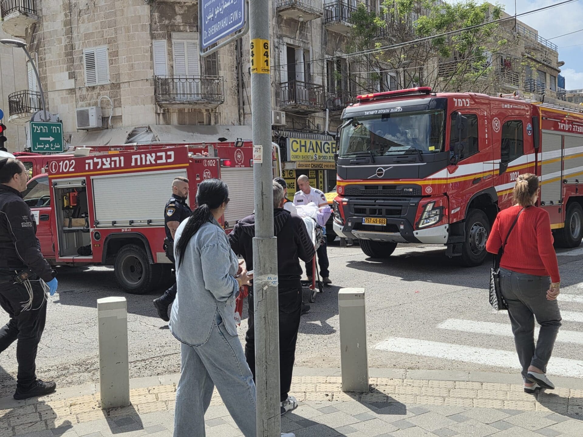 רכב כבאות והצלה בזירת הדריסה בחיפה (צילום: אדיר יזיראף)