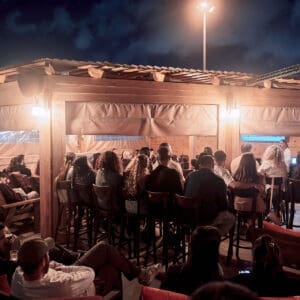 שגרה, הנצחה, זיכרון, ערב יום הזיכרון, פאב, בר, התכנסות, אנשים, צעירים, תמונה, דיוקן, לזכרו, תומר קרן, צה״ל, חלל, חרבות ברזל, לבנון, חיזבאללה, מלחמה, הרוג, סנדרה קרן, עירוני ה׳, הנצחה, זוכרים, נופל, צבא הגנה לישראל, אסקייפ בר,