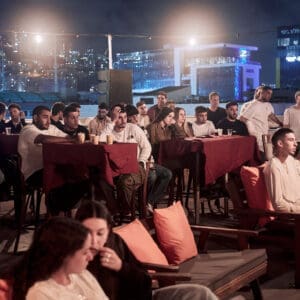 שגרה, הנצחה, זיכרון, ערב יום הזיכרון, פאב, בר, התכנסות, אנשים, צעירים, תמונה, דיוקן, לזכרו, תומר קרן, צה״ל, חלל, חרבות ברזל, לבנון, חיזבאללה, מלחמה, הרוג, סנדרה קרן, עירוני ה׳, הנצחה, זוכרים, נופל, צבא הגנה לישראל, אסקייפ בר,