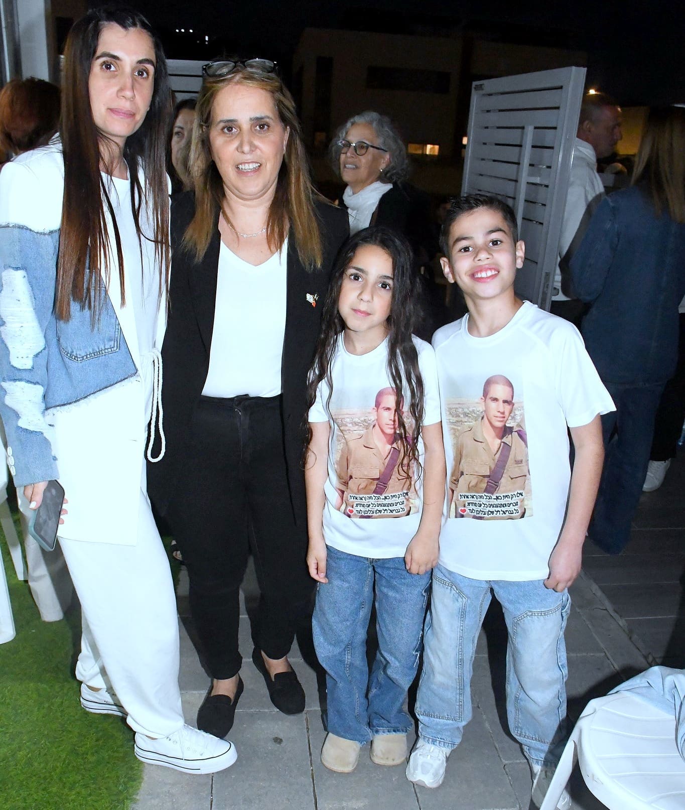 מופע "שרים לזכרו" עוצמתי ומרגש נערך לזיכרו של החייל גל (גבריאל) קובי ז"ל (צילום: באדיבות אלכס שוורץ).