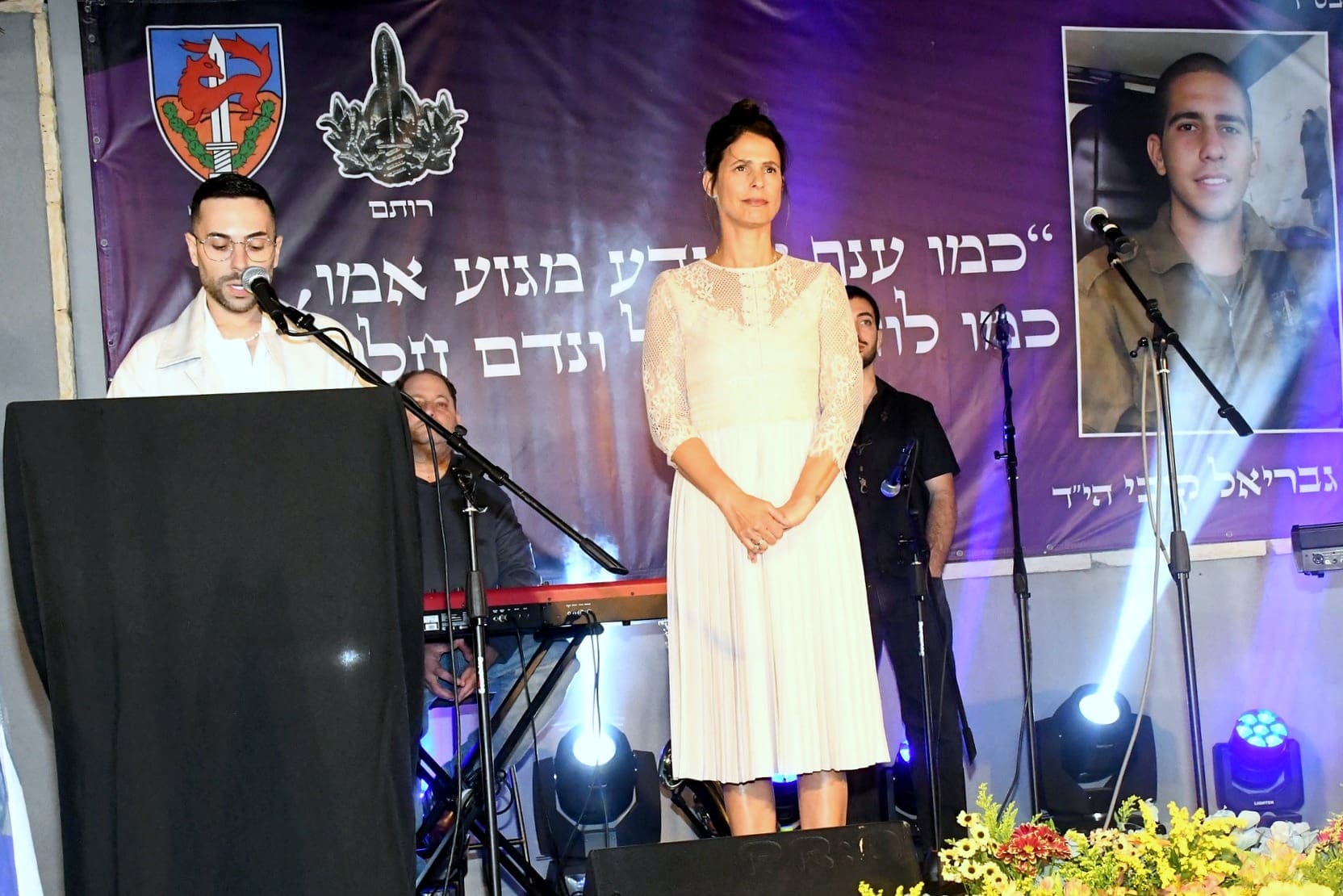 מופע "שרים לזכרו" עוצמתי ומרגש נערך לזיכרו של החייל גל (גבריאל) קובי ז"ל (צילום: באדיבות אלכס שוורץ).