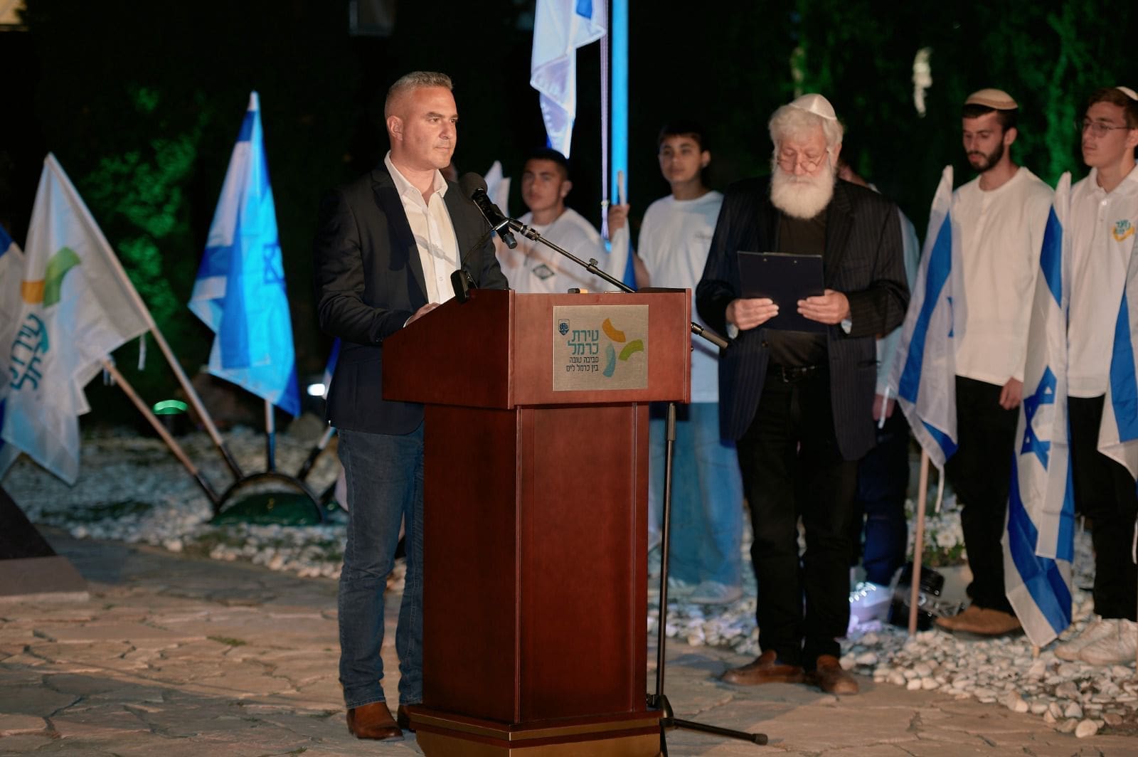 ראש העיר טירת כרמל, דודו כהן בטקס יום הזכרון, תשפ"ו (צילומים: שרון לייבל, -עיריית טירת כרמל)