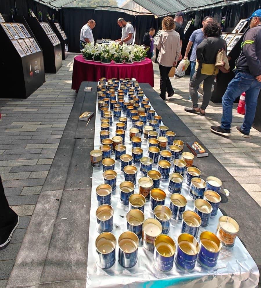 משפחות שכולות מגיעות לאוהל "יזכור" ולאנדרטה (צילום: עיריית טירת כרמל) 