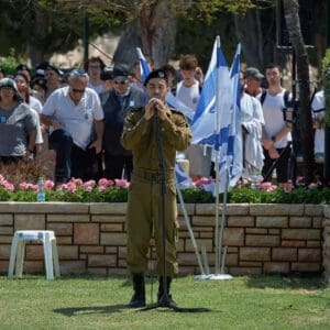 התקווה, שירת, עומר כרמי, זיכרון, עצמאות, חלל, חללי צה"ל, חרבות ברזל, טבח, טקס צבא, לוחם, לוחמת, לוחמים, מצבה, מסדר, נפלו, נפל, נופלים, קבורה צבאית, קבר, תפילה, זיכרון, ניחום אבלים