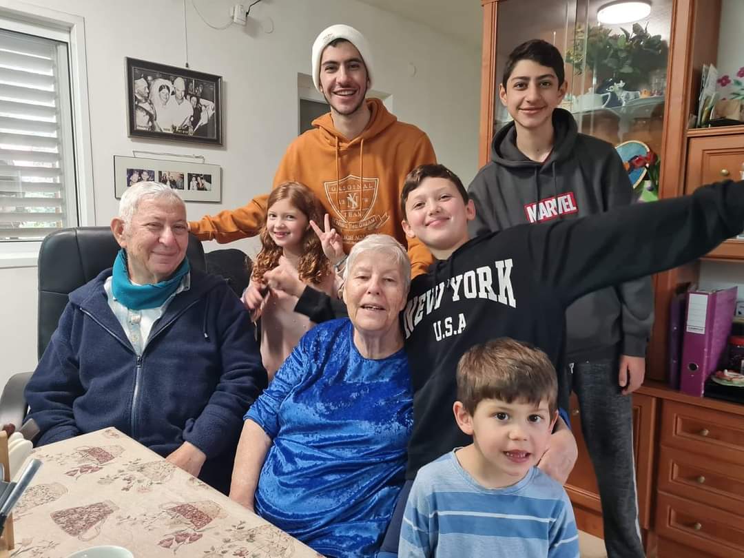 סבא רמי וסבתא חנה קציר עם הנכדים (צילום: אלבום פרטי)