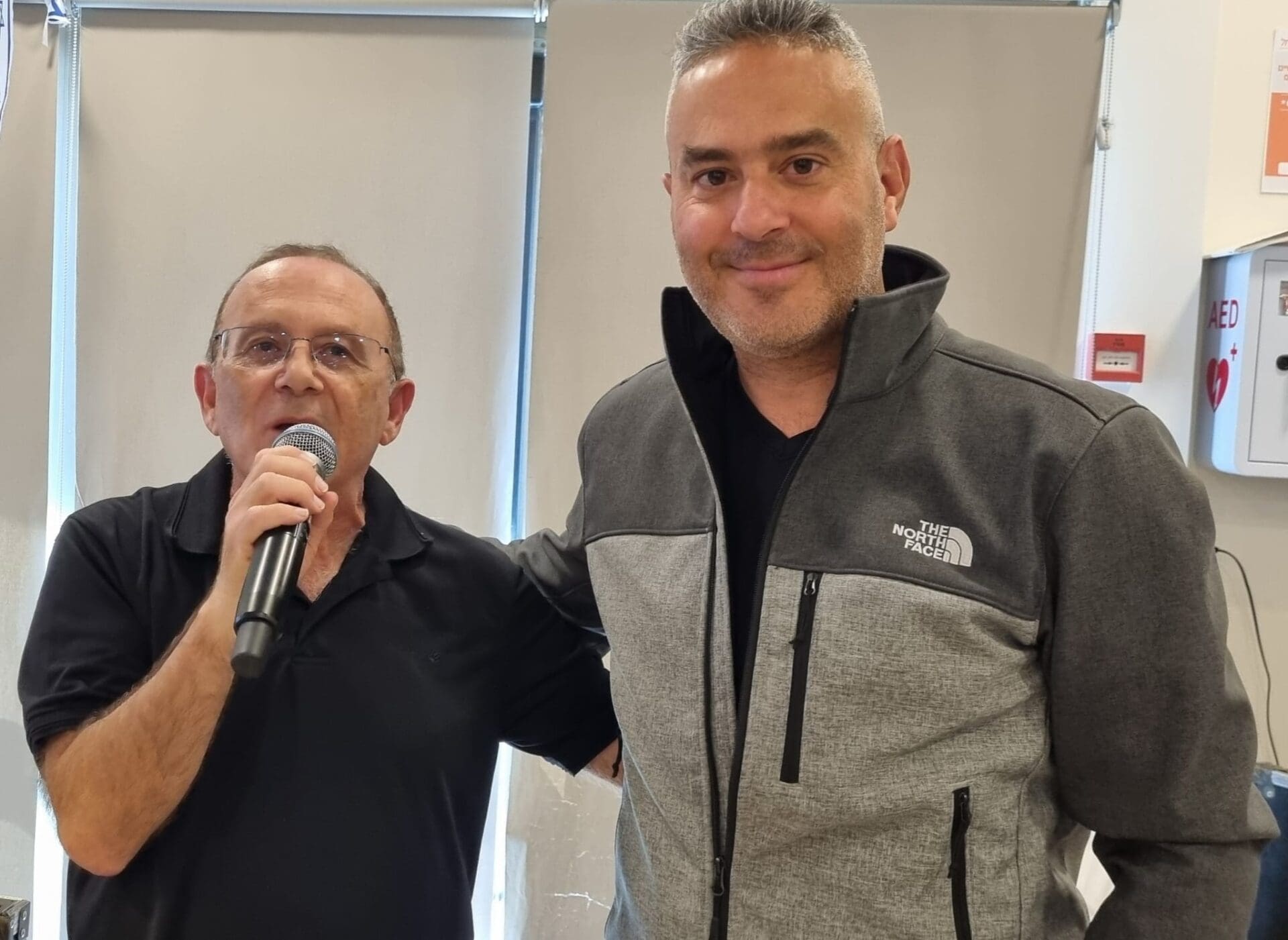 אלי ברגר מנכל עמותת סחלב ודודו כהן ראש העיר טירת כרמל (צילום: שרה איקו)