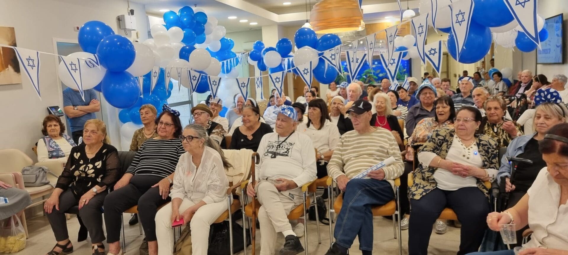 חברי מרכז סחלב בטירת כרמל, חוגגים עצמאות (צילום: שרה איקו)