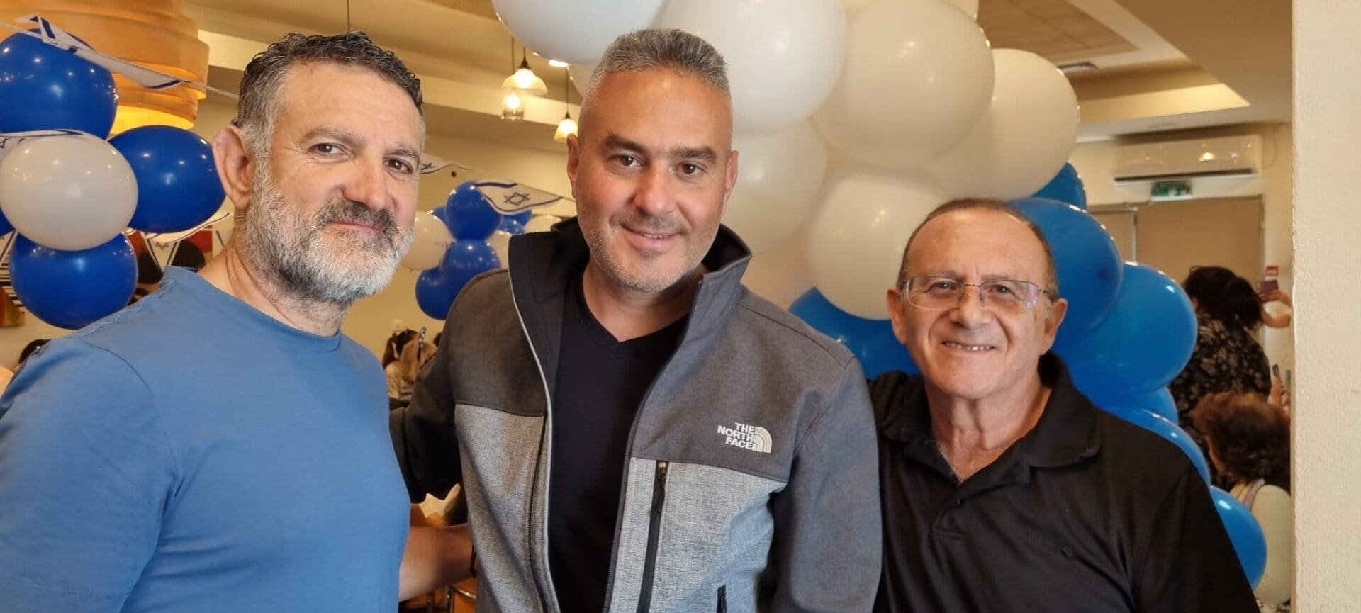 אלי ברגר מנכל עמותת סחלב, דודו כהן ראש העיר טירת כרמל ועו"ד דרור כהן  (צילום: שרה איקו)