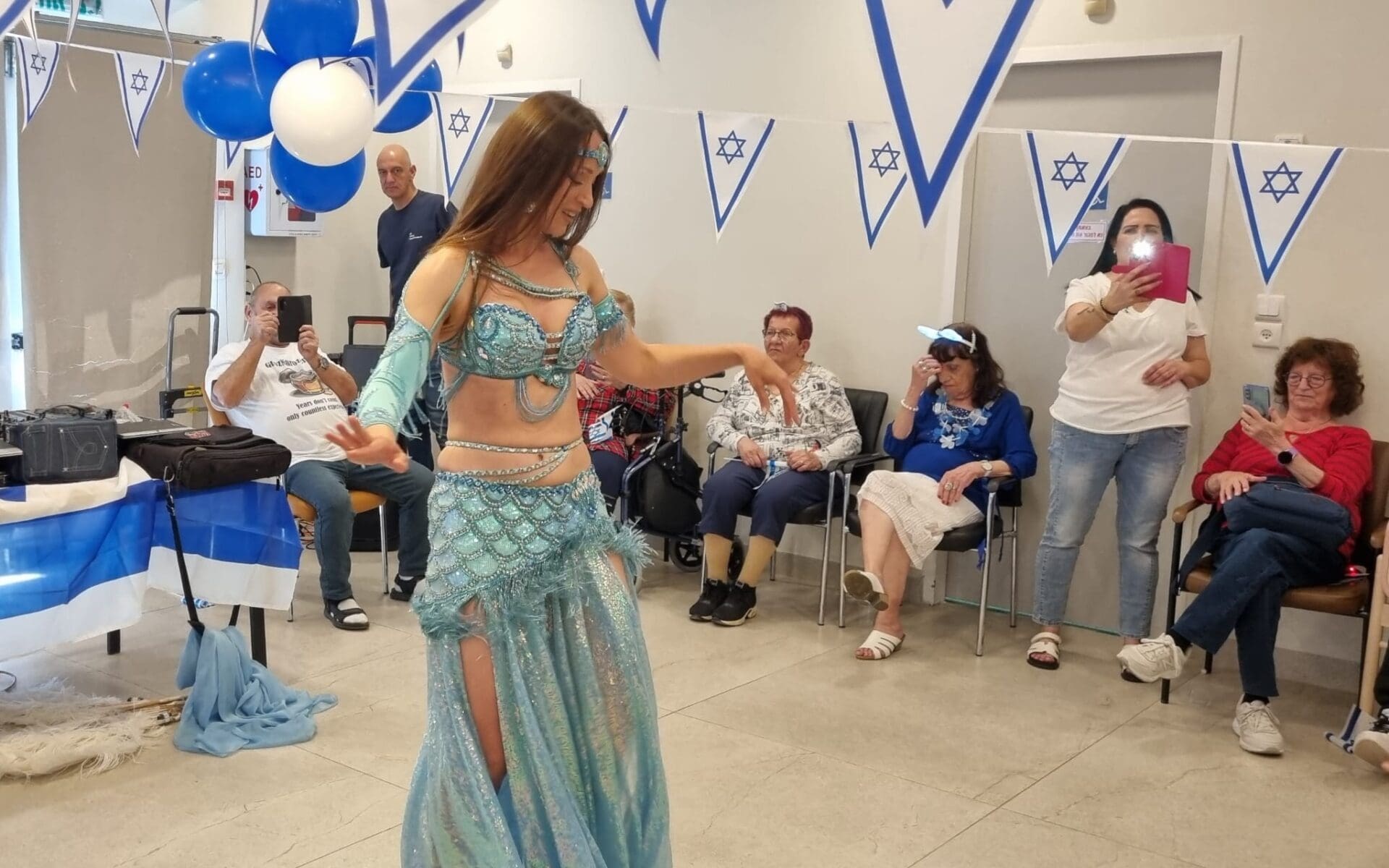 רקדנית הבטן באירוע יום העצמאות במרכז סחלב בטירת כרמל (צילום: שרה איקו)