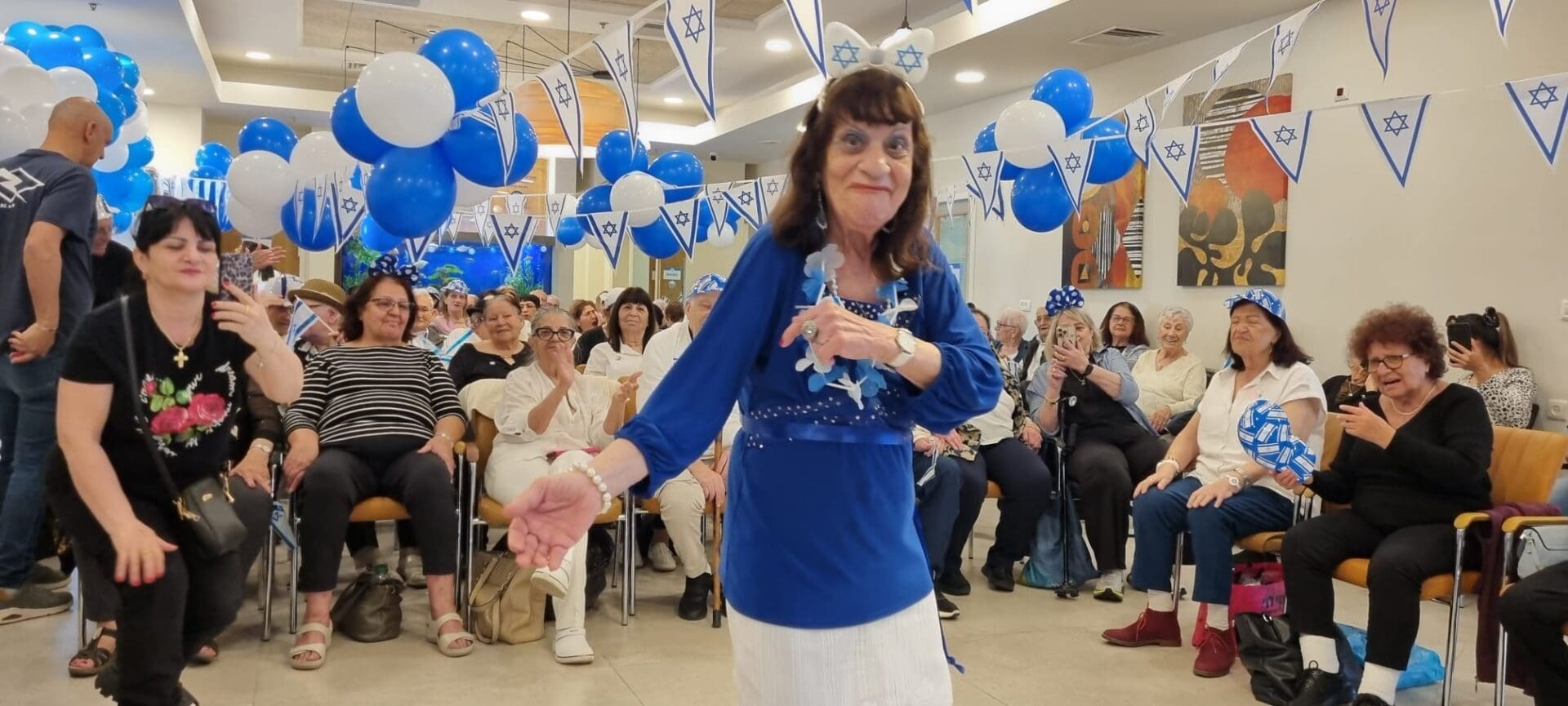 חברי מרכז סחלב בטירת כרמל, חוגגים עצמאות (צילום: שרה איקו)