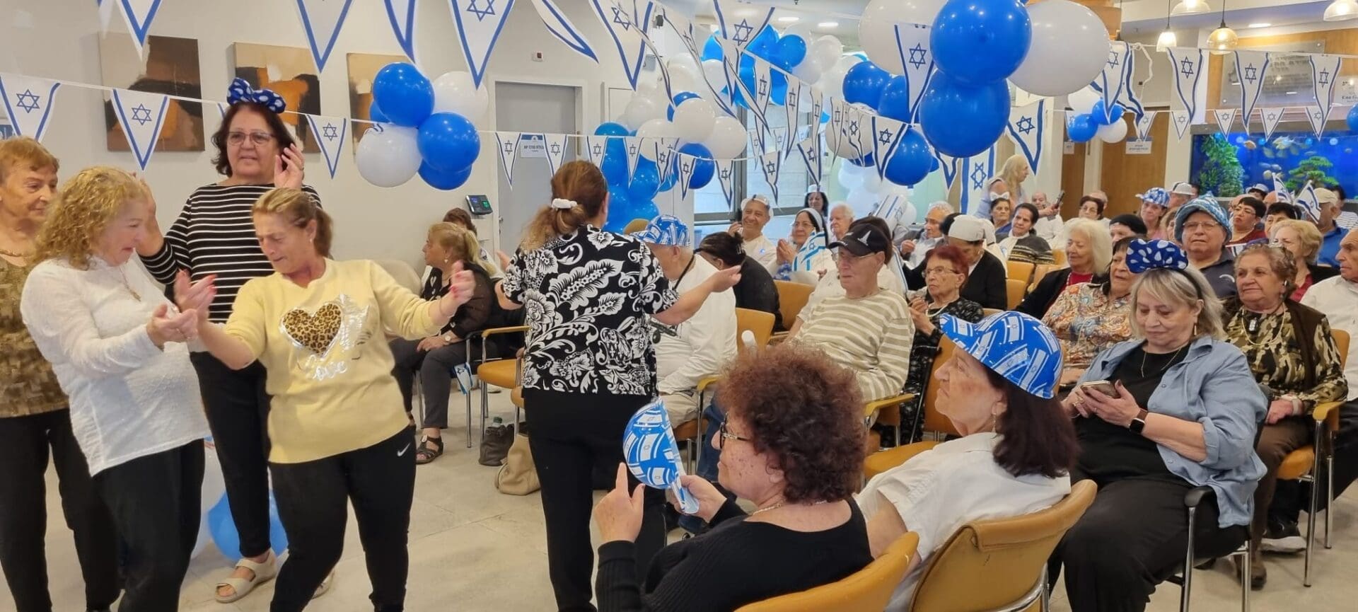 חברי מרכז סחלב בטירת כרמל, חוגגים עצמאות (צילום: שרה איקו)
