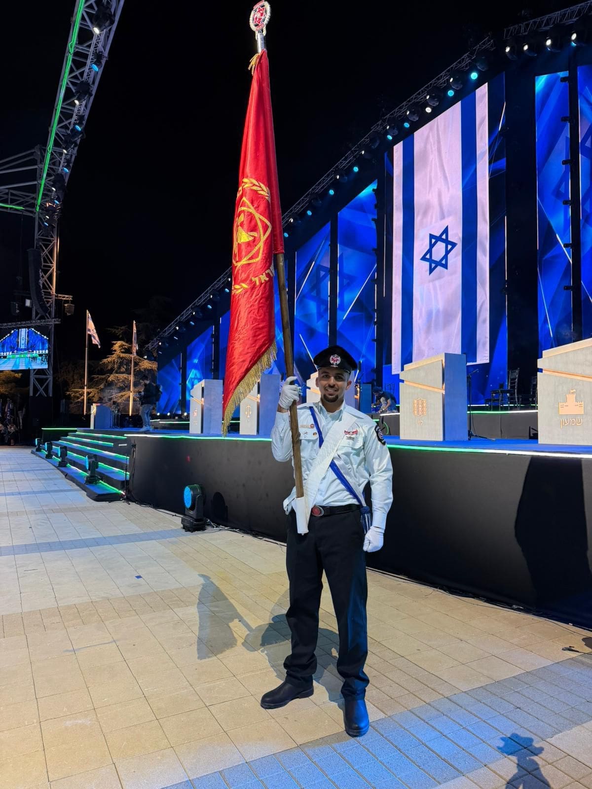 רב כבאי דניאל צ'ובוטרו, הוא נציג מערך הכבאות והצלה לישראל, במצעד הדגלנים במסגרת הטקס הממלכתי של יום העצמאות ה - 78, שמתקיים בהר הרצל בירושלים (צילום: כבאות והצלה)