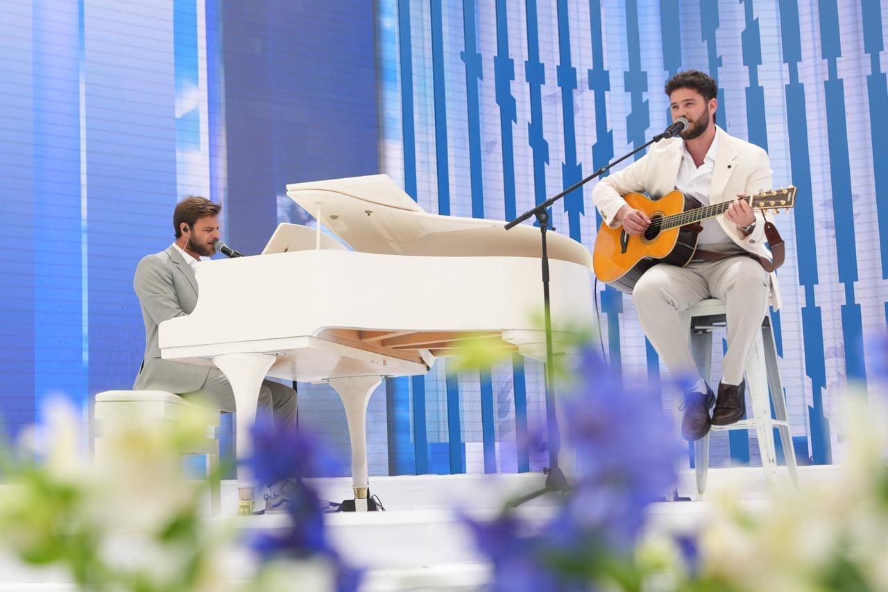 אלון אוהל בליווי אחיו בגיטרה (צילום: אלעד מלכה)