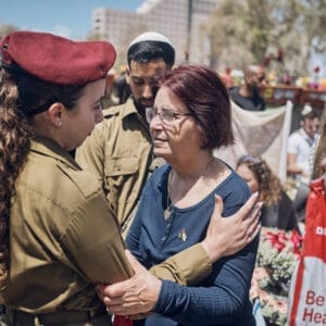 מסדר, חיל הים, זיכרון, עצמאות, חלל, חללי צה"ל, חרבות ברזל, טבח, טקס צבא, לוחם, לוחמת, לוחמים, מצבה, מסדר, נפלו, נפל, נופלים, קבורה צבאית, קבר, תפילה, זיכרון, ניחום אבלים, צנחנים, חיילת, כומתה אדומה, שירות נשים, בנימין אסולין, אמא