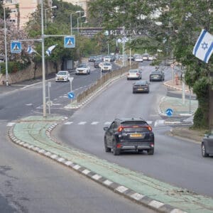 סביבה עירונית, כביש, אספלט, צומת, רחוב, בנייני מגורים, צמחייה, עצים, רכבים, מכוניות חונות, תנועה, עמודי תאורה, תשתית, מדרכה, מעקה בטיחות,נסיעה, אור יום, שכונת מגורים, נווה שאנן, זיו, טכנון, פקקים, תנועה, כביש ראשי, עלייה לכרמל, דרך יעקב דורי, דו נתיבי